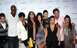 Les Kardashian/Jenner inquiets pour Lamar Odom se sont rendu à son chevet à Las Vegas ou il été hospitalisé après avoir été rétrouvé inconscient dans une maison close au Nevada