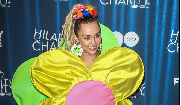 C'est déguisée en tournesol géant que miley Cyrus a foulé le tapis rouge des Hilarity For Charity le samedi derniet