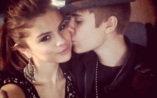 Le titre Strong de Selena Gomez en featuring avec Justin Bieber a été dévoilé le samedi dernier sur les ondes de OVO Sound Radio. Un signe pour de nombreux fan du duo d'un retour du couple