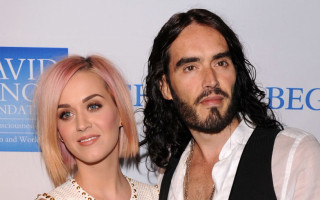 Katy Perry se fait clasher dans un documentaire par son ex mari, Russell Brand. L'humoriste a en effet sorti un documentaire qui raconte sa vie, dans lequel il revient sur l'épisode de son mariage avec Katy qu'il qualifie de bimbo écervelée