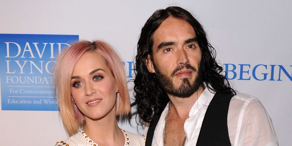 Katy Perry se fait clasher dans un documentaire par son ex mari, Russell Brand. L'humoriste a en effet sorti un documentaire qui raconte sa vie, dans lequel il revient sur l'épisode de son mariage avec Katy qu'il qualifie de bimbo écervelée