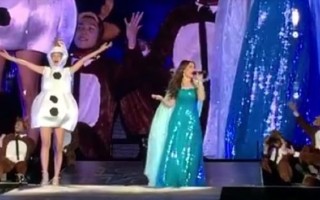 En Floride pour un convcert, Taylor Swift déguisée en Olaf, invite Indina Menzel sur scène pour une interprétation magistrale de Let It Go