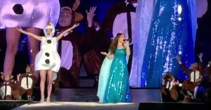 En Floride pour un convcert, Taylor Swift déguisée en Olaf, invite Indina Menzel sur scène pour une interprétation magistrale de Let It Go